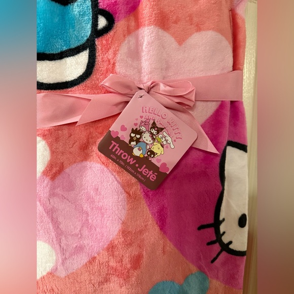 HELLO KITTY Colorful Hearts VALENTINE Blanket - Picture 2 of 4